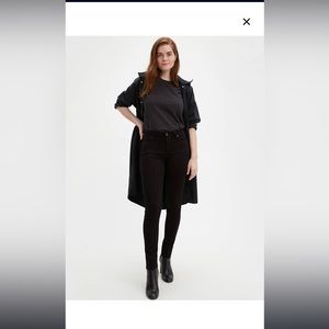 Levi’s 711 Skinny Jeans in Soft Black